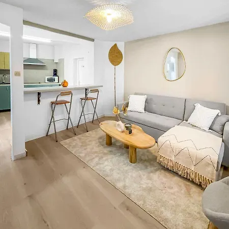 Lx120 T2 Au Pied De La Cite Vue Sur Les Remparts *