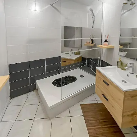 Lx120 T2 Au Pied De La Cité Vue Sur Les Remparts