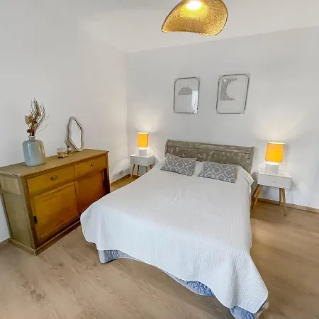 Lx120 T2 Au Pied De La Cité Vue Sur Les Remparts Carcasona