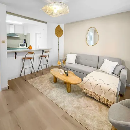 Lx120 T2 Au Pied De La Cite Vue Sur Les Remparts * Carcassonne