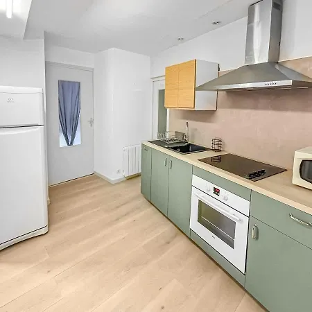 Lx120 T2 Au Pied De La Cite Vue Sur Les Remparts *