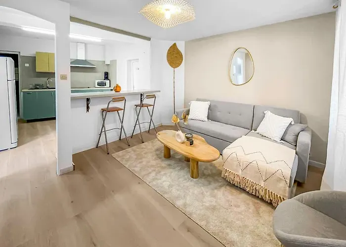 Lx120 T2 Au Pied De La Cite Vue Sur Les Remparts *