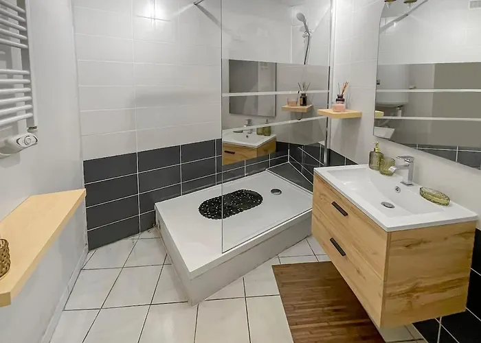 Lx120 T2 Au Pied De La Cité Vue Sur Les Remparts