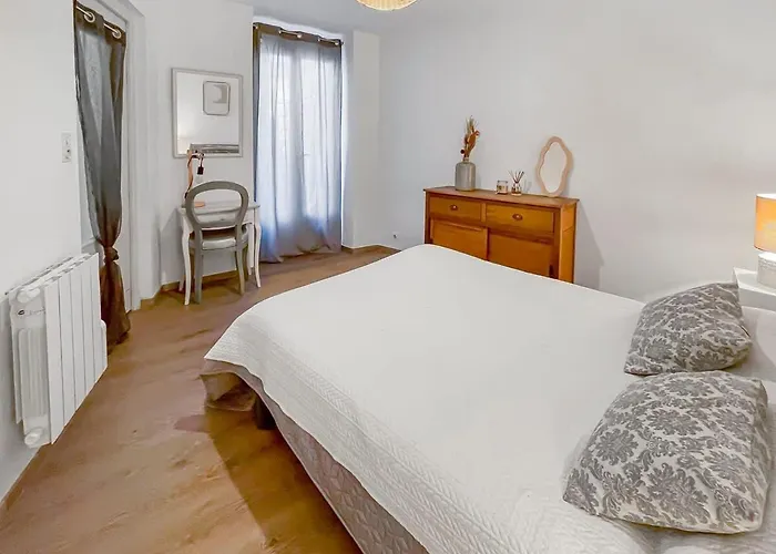 Appartement Lx120 T2 Au Pied De La Cite Vue Sur Les Remparts *