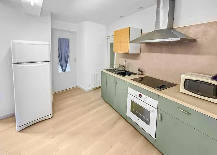 Lx120 T2 Au Pied De La Cite Vue Sur Les Remparts *