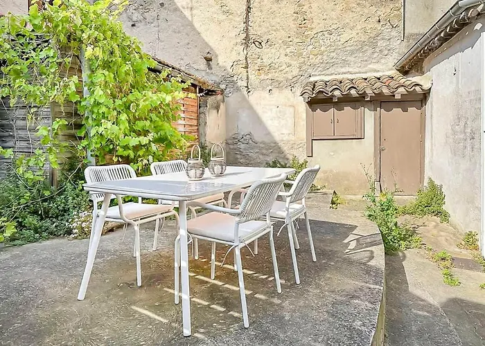 Lx120 T2 Au Pied De La Cité Vue Sur Les Remparts *